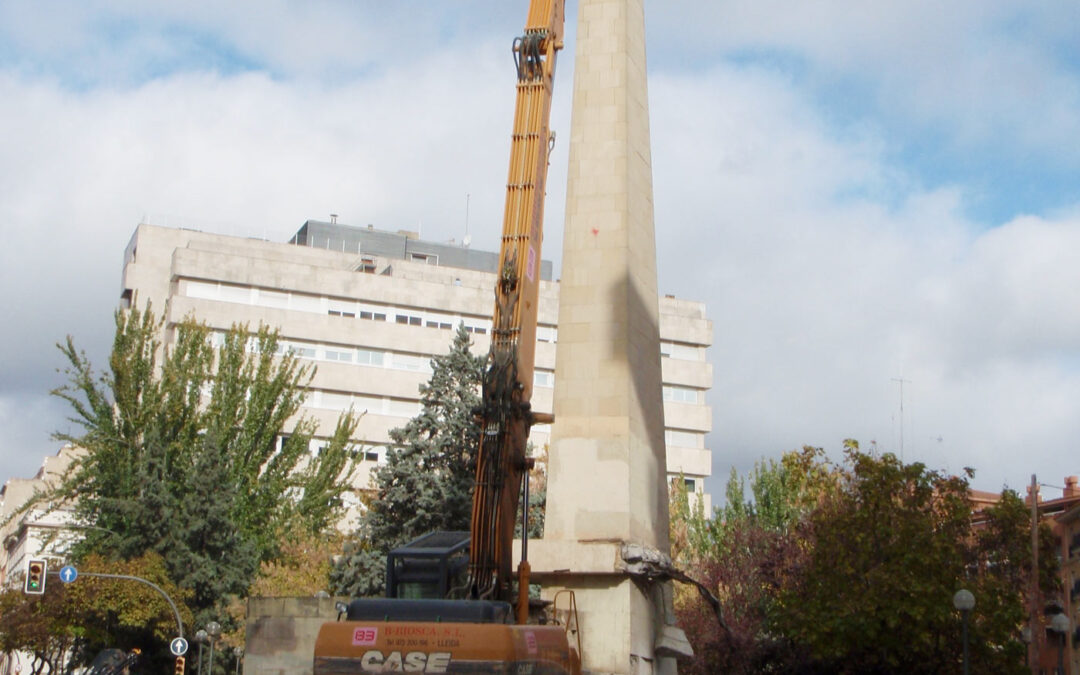 Enderroc del monòlit de la plaça Cervantes